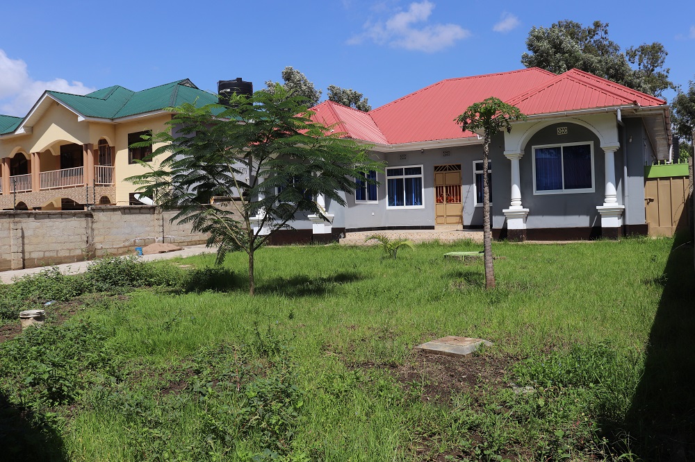 4- Bedroom House with Good Finishing & High Ceiling 4- Bedroom House with Good Finishing & High Ceiling